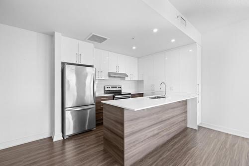 Kitchen - 404-2200 Rue Sauvé O., Montréal (Ahuntsic-Cartierville), QC - Indoor Photo Showing Kitchen With Upgraded Kitchen