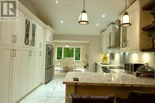 27 Matlock Avenue, Mississauga, ON - Indoor Photo Showing Kitchen With Upgraded Kitchen