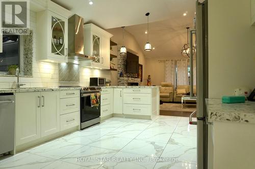 27 Matlock Avenue, Mississauga, ON - Indoor Photo Showing Kitchen With Upgraded Kitchen
