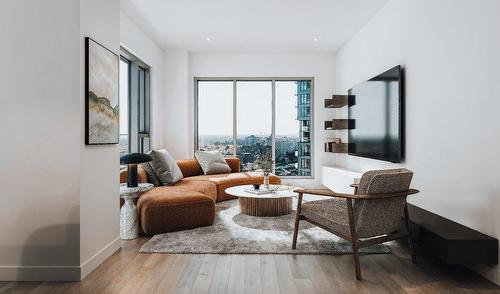 Living room - 505-1900 Rue Yvette-Brillon, Montréal (Ahuntsic-Cartierville), QC - Indoor Photo Showing Living Room