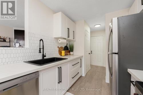 29 Perthshire Court, Hamilton, ON - Indoor Photo Showing Kitchen With Upgraded Kitchen