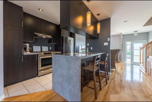 Dining room - 240 Rue Renoir, Saint-Constant, QC - Indoor Photo Showing Kitchen With Upgraded Kitchen