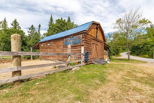 Écurie - 9065  - 9067 Ch. Ladouceur, Sainte-Agathe-Des-Monts, QC 