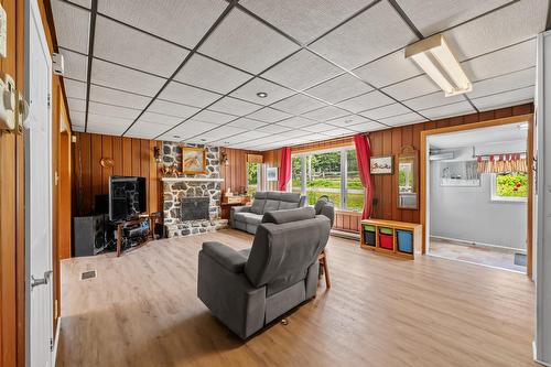 Salon - 9065  - 9067 Ch. Ladouceur, Sainte-Agathe-Des-Monts, QC 