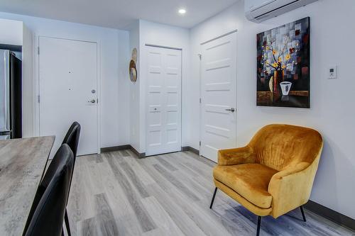 Hall - 104-3228 Rue Ste-Émilie, Saguenay (Jonquière), QC - Indoor