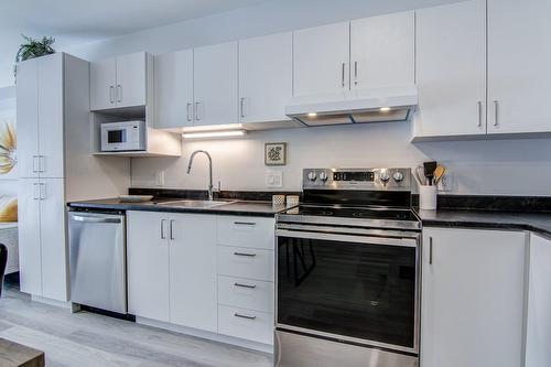 Kitchen - 104-3228 Rue Ste-Émilie, Saguenay (Jonquière), QC - Indoor Photo Showing Kitchen