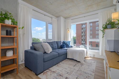 Living room - 511-5460 Rue Sherbrooke E., Montréal (Mercier/Hochelaga-Maisonneuve), QC - Indoor Photo Showing Living Room