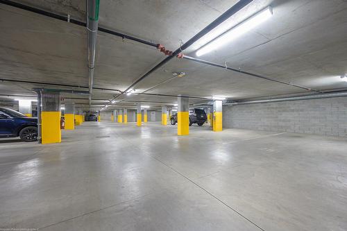 Garage - 511-5460 Rue Sherbrooke E., Montréal (Mercier/Hochelaga-Maisonneuve), QC - Indoor Photo Showing Garage