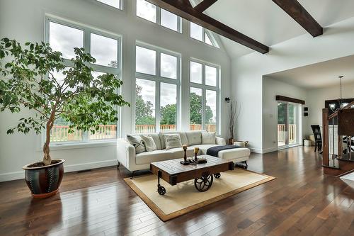 Salon - 2060 Côte St-Victor, Papineauville, QC 