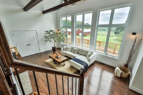 Salon - 2060 Côte St-Victor, Papineauville, QC 