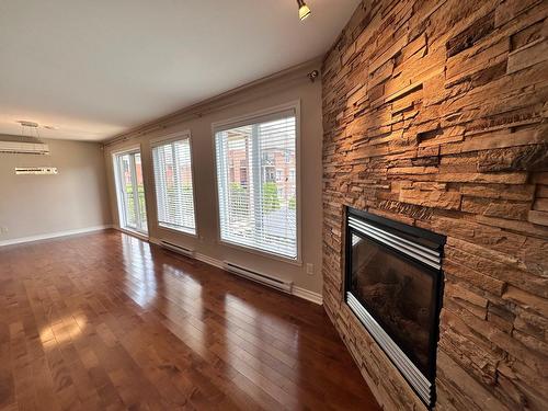 Salon - 3-8780 Crois. Du Louvre, Brossard, QC - Indoor With Fireplace