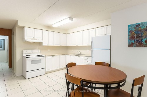 301-261 Lester Street, Waterloo, ON - Indoor Photo Showing Kitchen