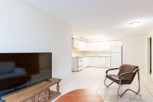 301-261 Lester Street, Waterloo, ON - Indoor Photo Showing Kitchen