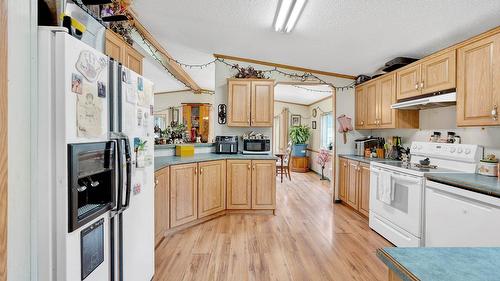 32 Old N Thompson  E Highway, Clearwater, BC - Indoor Photo Showing Kitchen