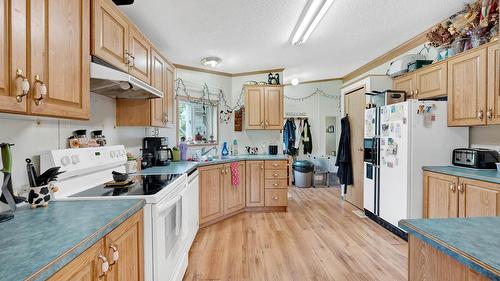 32 Old N Thompson  E Highway, Clearwater, BC - Indoor Photo Showing Kitchen