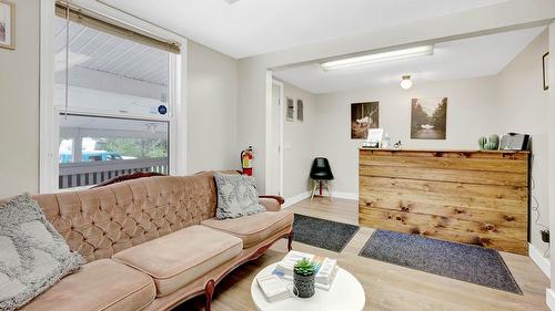 32 Old N Thompson  E Highway, Clearwater, BC - Indoor Photo Showing Living Room