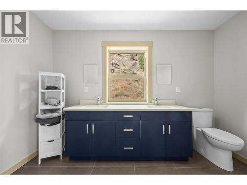 432 Hwy 97 Highway, Summerland, BC - Indoor Photo Showing Bathroom