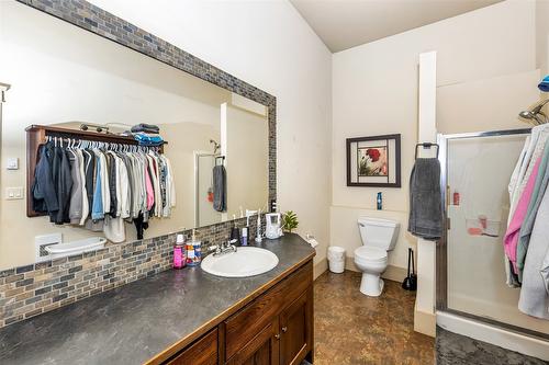 211 Pleasant Valley Cross Road, Armstrong, BC - Indoor Photo Showing Bathroom