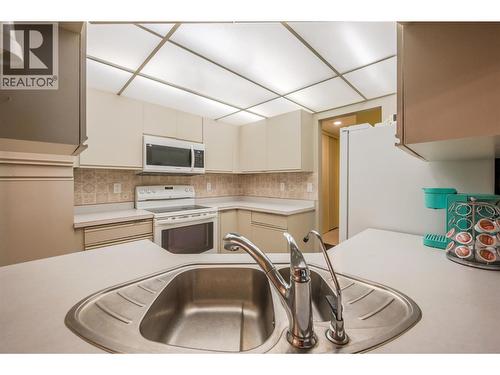 Kitchen - 337 Mckinney Road Unit# 111, Oliver, BC - Indoor Photo Showing Kitchen With Double Sink
