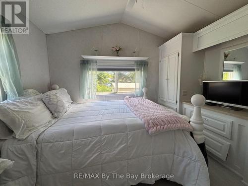 15 Huron Circle, Wasaga Beach, ON - Indoor Photo Showing Bedroom