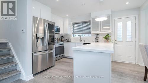 11 Seaton Drive, Aurora, ON - Indoor Photo Showing Kitchen