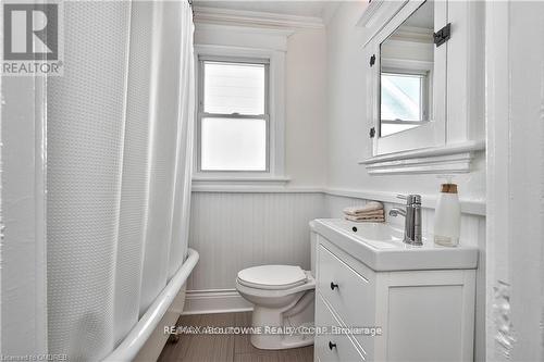 23 Ottawa Street S, Hamilton, ON - Indoor Photo Showing Bathroom