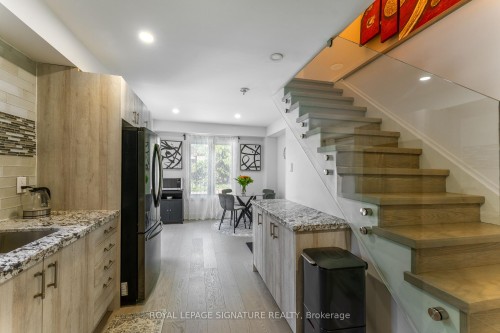 2545 Evelyn Court, Mississauga, ON - Indoor Photo Showing Kitchen With Upgraded Kitchen