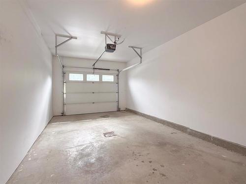 4 250 7Th Avenue N, Virden, MB - Indoor Photo Showing Garage