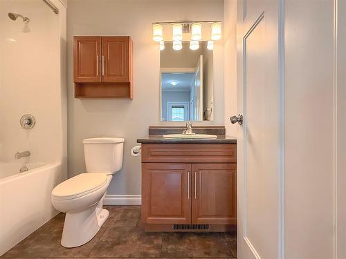 4 250 7Th Avenue N, Virden, MB - Indoor Photo Showing Bathroom