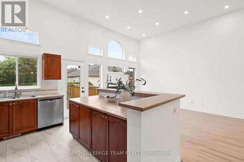 137 Macassa Circle, Ottawa, ON - Indoor Photo Showing Kitchen With Double Sink