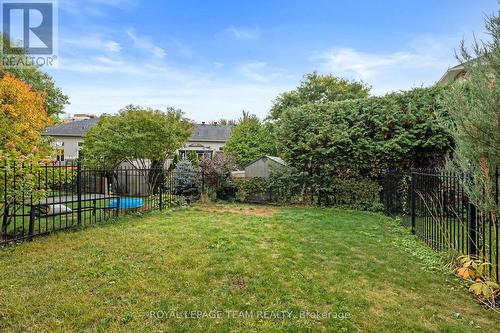 Backyard privacy with greenery - 137 Macassa Circle, Ottawa, ON - Outdoor