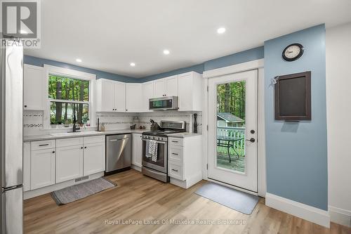 Access to the private back yard from the kitchen - 190 Maple Street, Bracebridge (Macaulay), ON - Indoor Photo Showing Kitchen