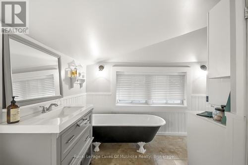 4-piece bathroom with soaker tub - 190 Maple Street, Bracebridge (Macaulay), ON - Indoor Photo Showing Bathroom