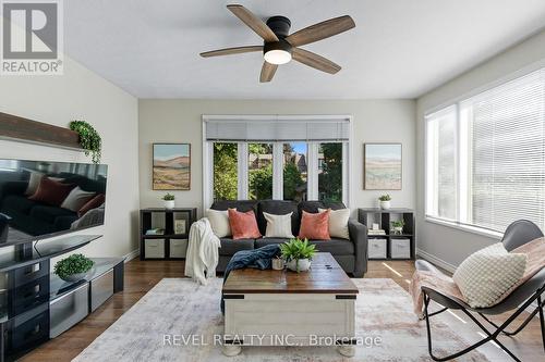 197 Balmoral Avenue S, Hamilton, ON - Indoor Photo Showing Living Room