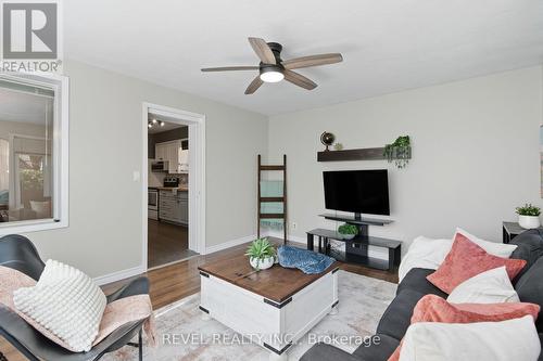 197 Balmoral Avenue S, Hamilton, ON - Indoor Photo Showing Living Room