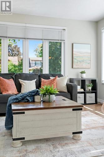 197 Balmoral Avenue S, Hamilton, ON - Indoor Photo Showing Living Room