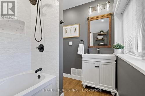 197 Balmoral Avenue S, Hamilton, ON - Indoor Photo Showing Bathroom
