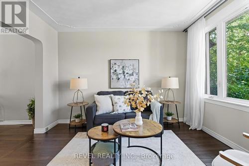 197 Balmoral Avenue S, Hamilton, ON - Indoor Photo Showing Living Room