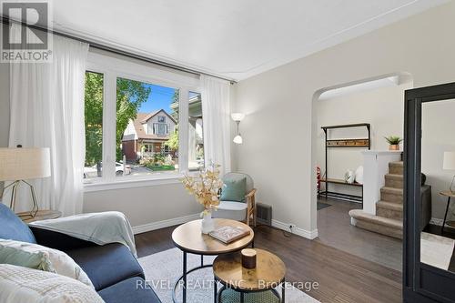 197 Balmoral Avenue S, Hamilton, ON - Indoor Photo Showing Living Room