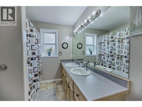270 Willows Place, Oliver, BC - Indoor Photo Showing Bathroom