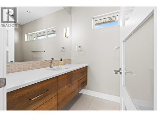 Upper level - 465 Swan Drive, Kelowna, BC - Indoor Photo Showing Bathroom