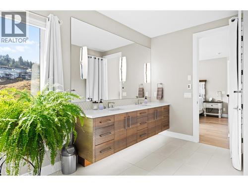 Upper level - 465 Swan Drive, Kelowna, BC - Indoor Photo Showing Bathroom