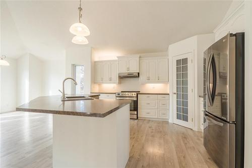 2 Parkside Place, Steinbach, MB - Indoor Photo Showing Kitchen
