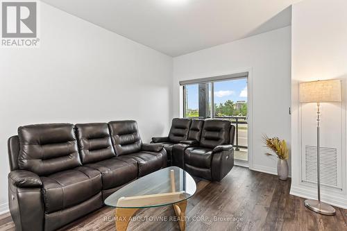 121 - 102 Grovewood Common, Oakville, ON - Indoor Photo Showing Living Room