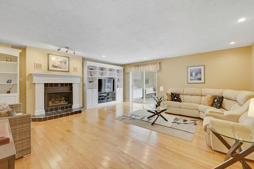 Family room - 81 Rue Dominyck, Sainte-Agathe-Des-Monts, QC - Indoor Photo Showing Living Room With Fireplace