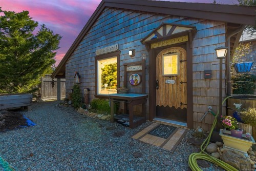 1860 Ashling Rd, Qualicum Beach, BC 