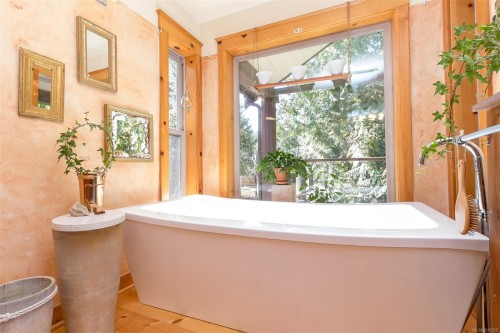 1860 Ashling Rd, Qualicum Beach, BC 