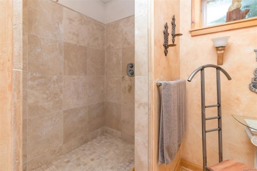 1860 Ashling Rd, Qualicum Beach, BC 