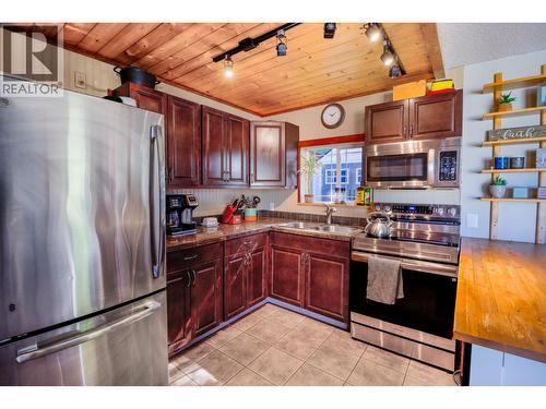 901 5A Street S, Cranbrook, BC - Indoor Photo Showing Kitchen With Stainless Steel Kitchen With Double Sink
