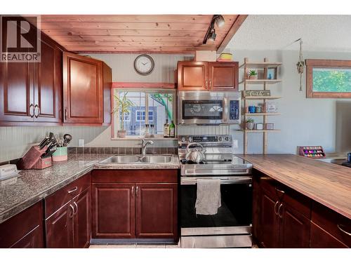 901 5A Street S, Cranbrook, BC - Indoor Photo Showing Kitchen With Double Sink